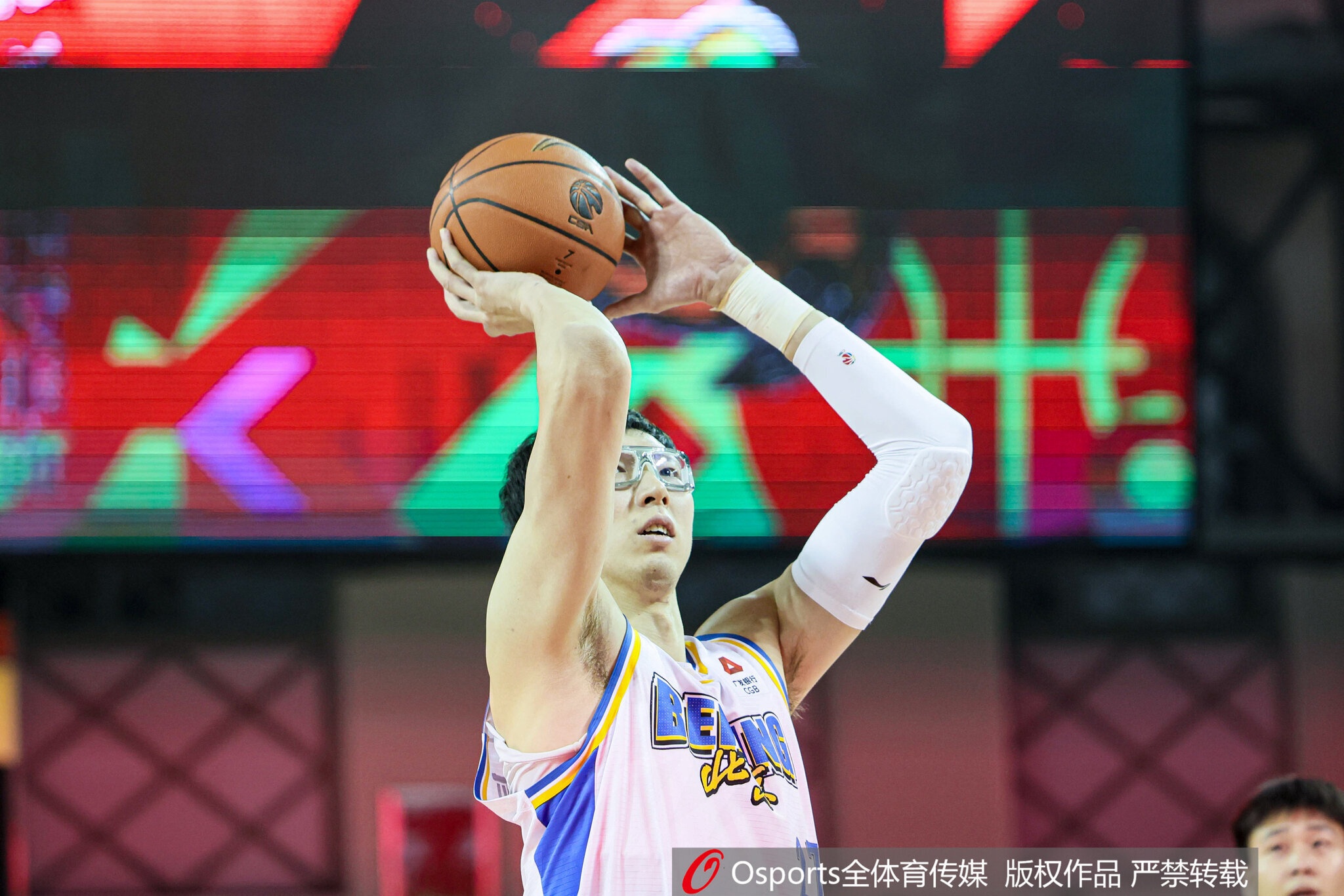 开云-状态不错但罚球还是没谱！周琦半场6中4拿到11分7板 连丢4次罚球