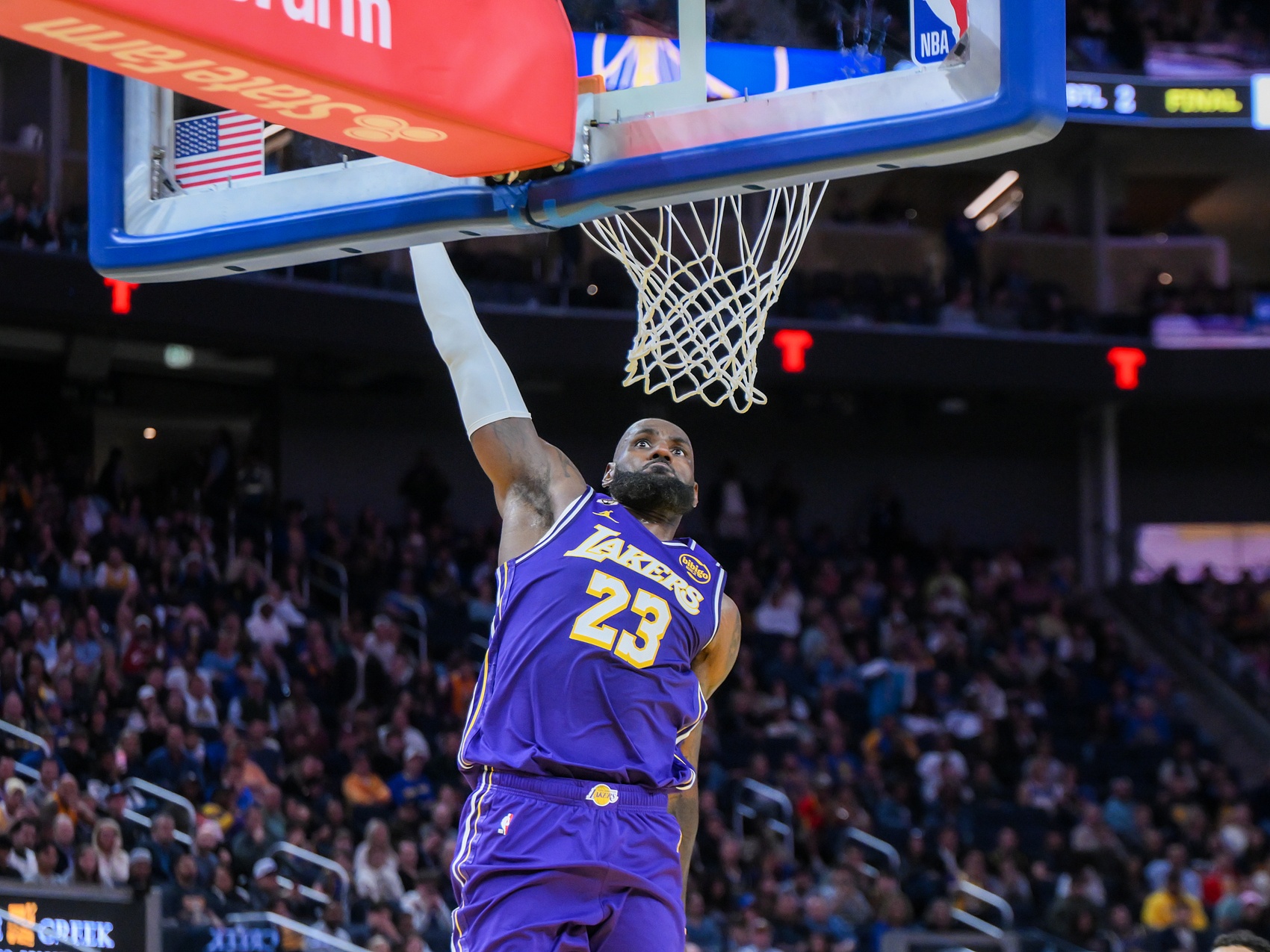 开云体育APP下载-生涯场均20+5+5赛季次数：詹姆斯23次断档领先 第二名仅10次